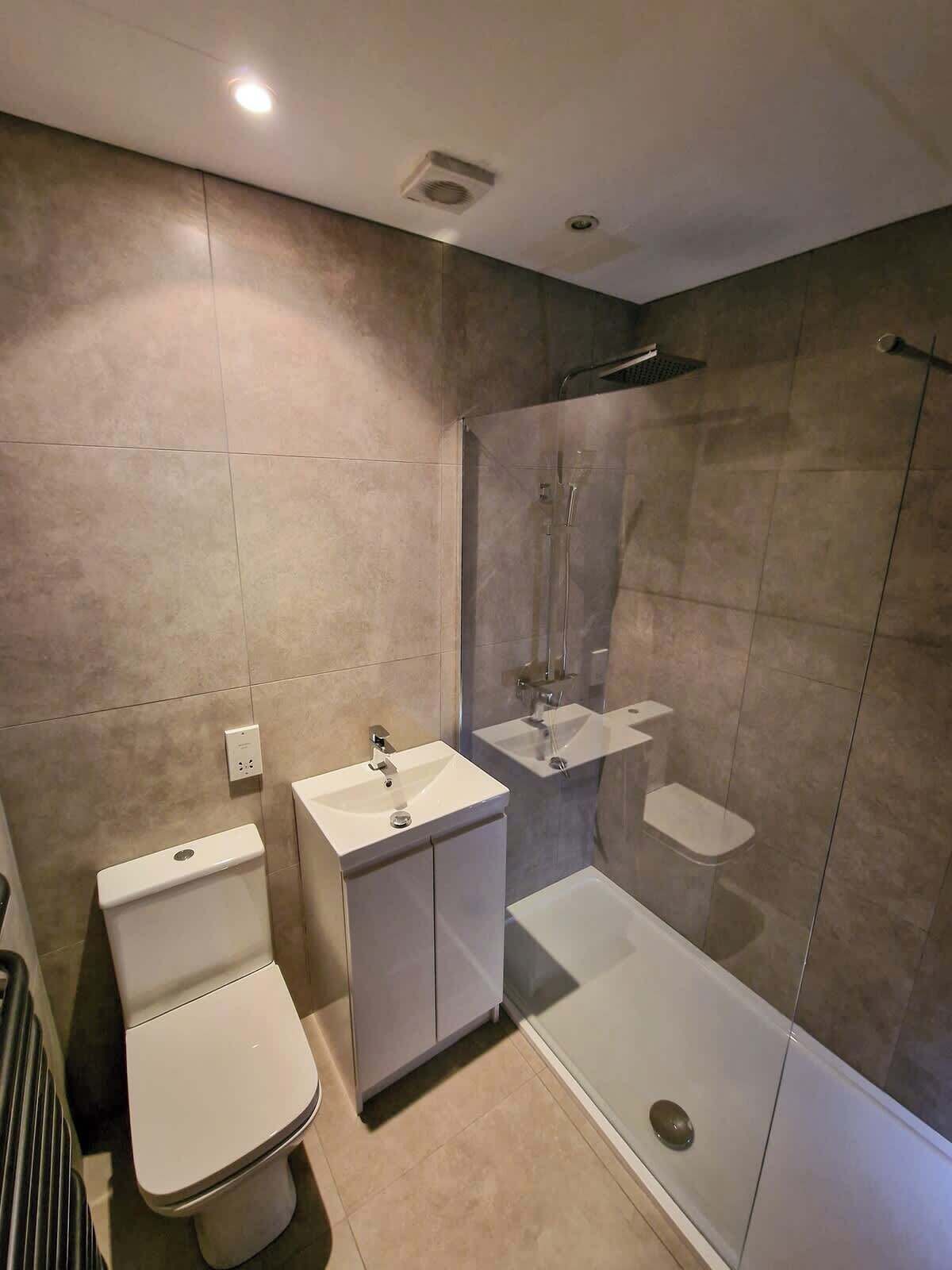 Dusj, hårføner og håndklær