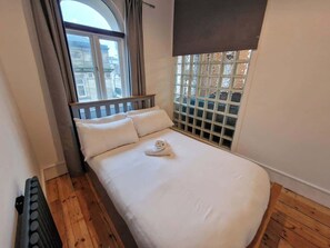 2 soverom, skrivebord, strykejern/-brett og reiseseng for barn