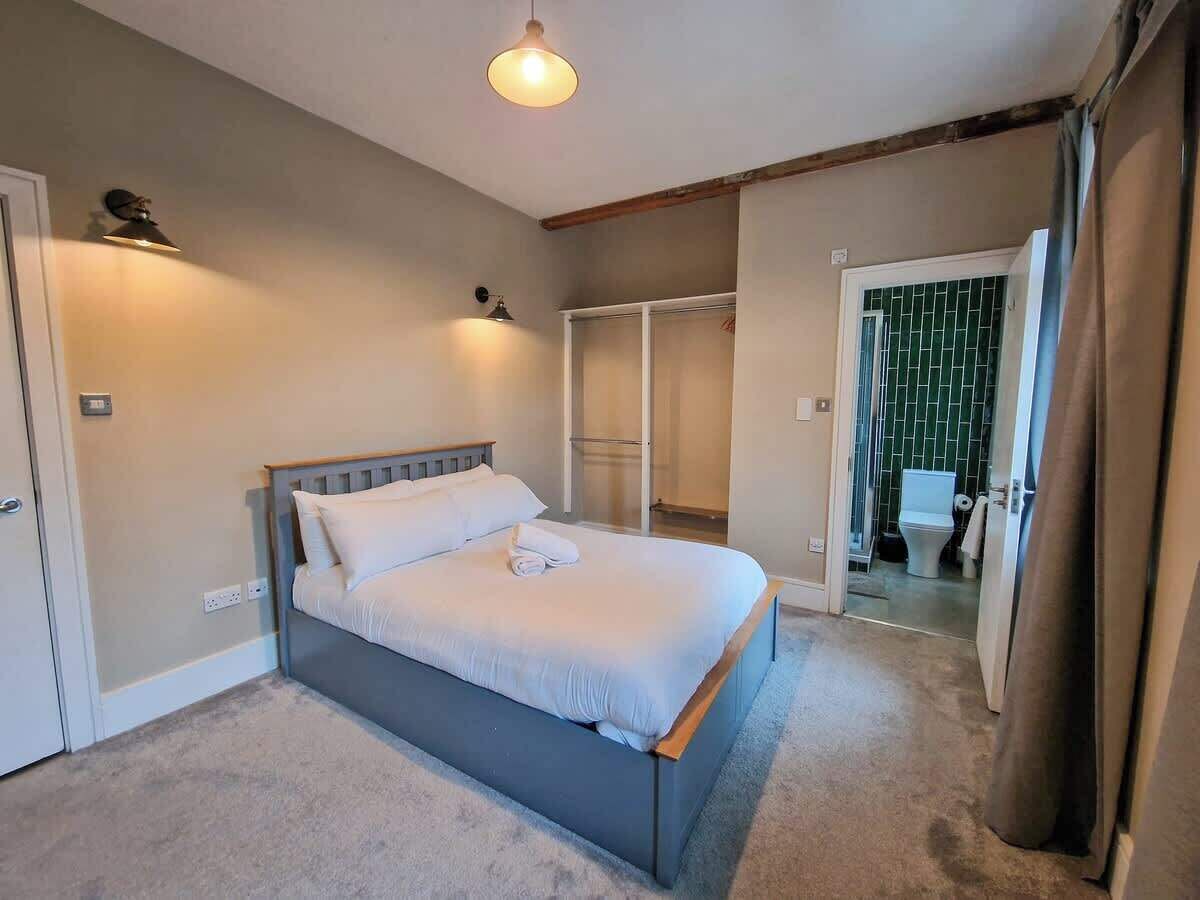 2 soverom, skrivebord, strykejern/-brett og reiseseng for barn