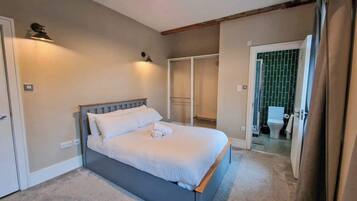 2 soverom, skrivebord, strykejern/-brett og reiseseng for barn