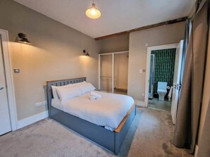 2 habitaciones, escritorio y tabla de planchar con plancha 