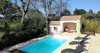 TrÚs belle maison avec piscine qui enchantera vos vacances sur terrain clÎturé