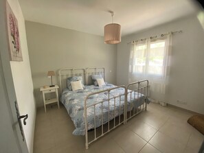 3 bedrooms, iron/ironing board, travel cot, WiFi - Very beautiful house with swimming pool that will enchant your vacations on fenced land  (Saint-Privat-de-Champclos)