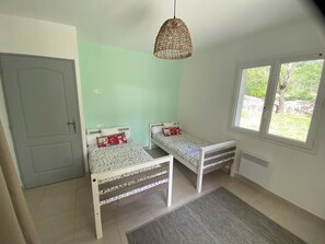 3 habitaciones, tabla de planchar con plancha, cuna de viaje y wifi