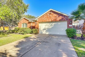 Interior - Community Pool & Courts: Missouri City Gem w/ Yard (Missouri City)