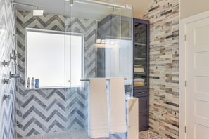 Interior - Community Pool & Courts: Missouri City Gem w/ Yard (Missouri City)