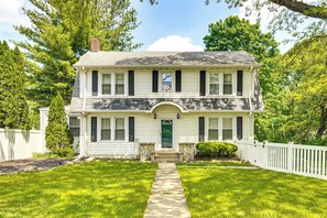 Apartment (4 Bedrooms) | Front of property - 2 Mi to Dtwn: Spacious Apartment in Joliet (Joliet)