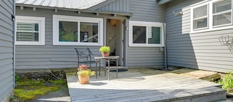 Walk to Town & River: Cozy North Creek Cottage