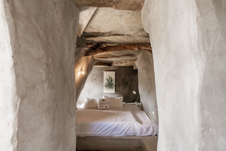 1 bedroom, free WiFi, bed sheets. Apartment 'Alonaki Tinos Rental' with Mountain View, Wi-Fi and Air Conditioning