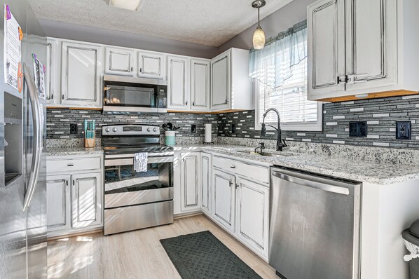 House (3 Bedrooms) | Interior - Patio, Yard & Lake Views: Home in Myrtle Beach! (Myrtle Beach)