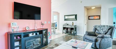 Casa (3 Bedrooms) | Área de sala de estar | Televisión y chimenea