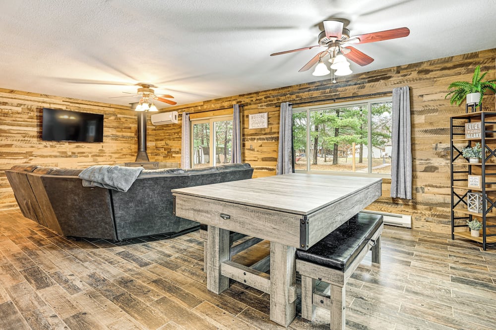 Canal-front Cabin: Dock & Fire Pit in New Lisbon - Lynne, WI