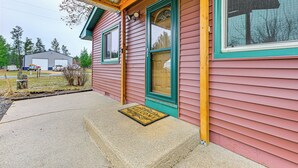 A wooden building with a porch, a green door, and a welcome mat. - Canal-front Cabin: Dock & Fire Pit in New Lisbon (New Lisbon)