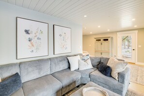 House (4 Bedrooms) | Interior - Hot Tub & Boat Dock: Waterfront Maine Retreat! (Saint Albans)