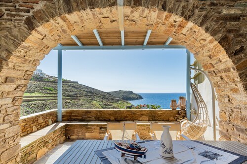 Villa 'Tinos Traditional Sea Side' with Sea View, Wi-Fi and Air Conditioning