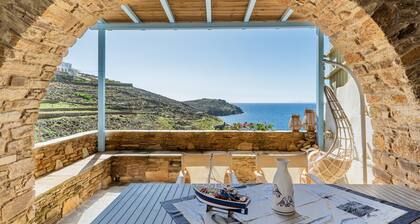 Villa 'Tinos Traditional Sea Side' with Sea View, Wi-Fi and Air Conditioning