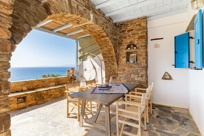 Outdoor dining - Villa 'Tinos Traditional Sea Side' with Sea View, Wi-Fi and Air Conditioning (Agios Romanos)