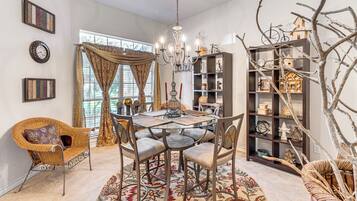 House (4 Bedrooms) | Interior