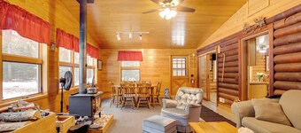 Family Gem Near the Chain of Lakes in Eagle River!