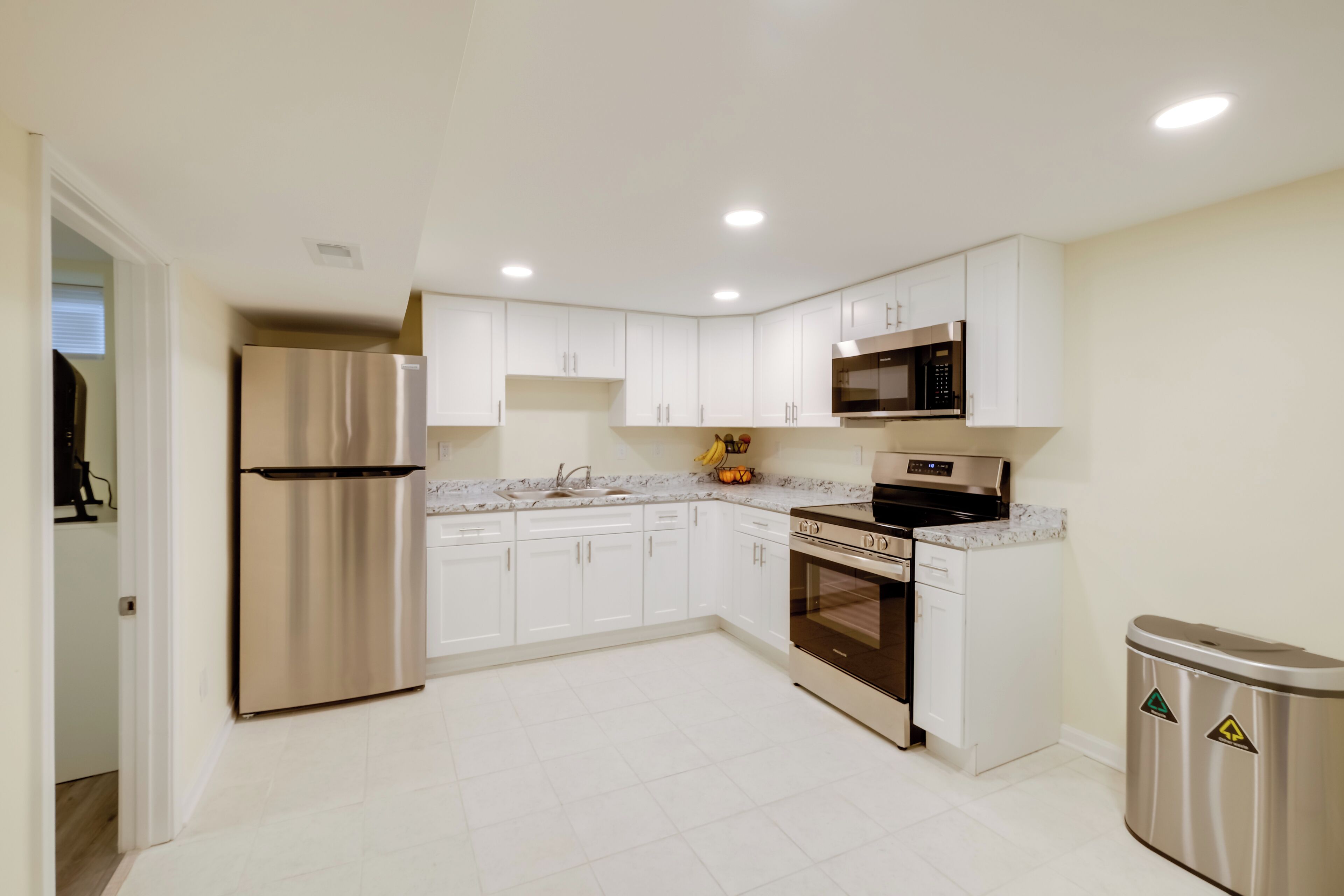 House (3 Bedrooms) | Private kitchen | Microwave, cookware/dishes/utensils, paper towels