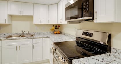 1 Mi to Metro: DC Area Apt w/ Fenced Yard!