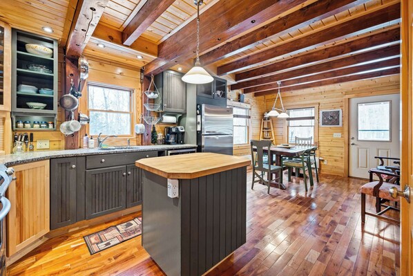 冷蔵庫、電子レンジ、オーブン、コンロ