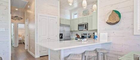 Een koelkast, een microgolfoven, een oven, een kookplaat