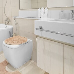 Séchoir à cheveux, serviettes fournies, savon, papier de toilette