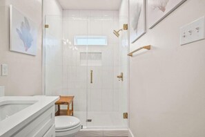 Shower, hair dryer, towels, shampoo - Latitude Adjustment~Boat Slip~Walk to Beach~ Pool (Corpus Christi)