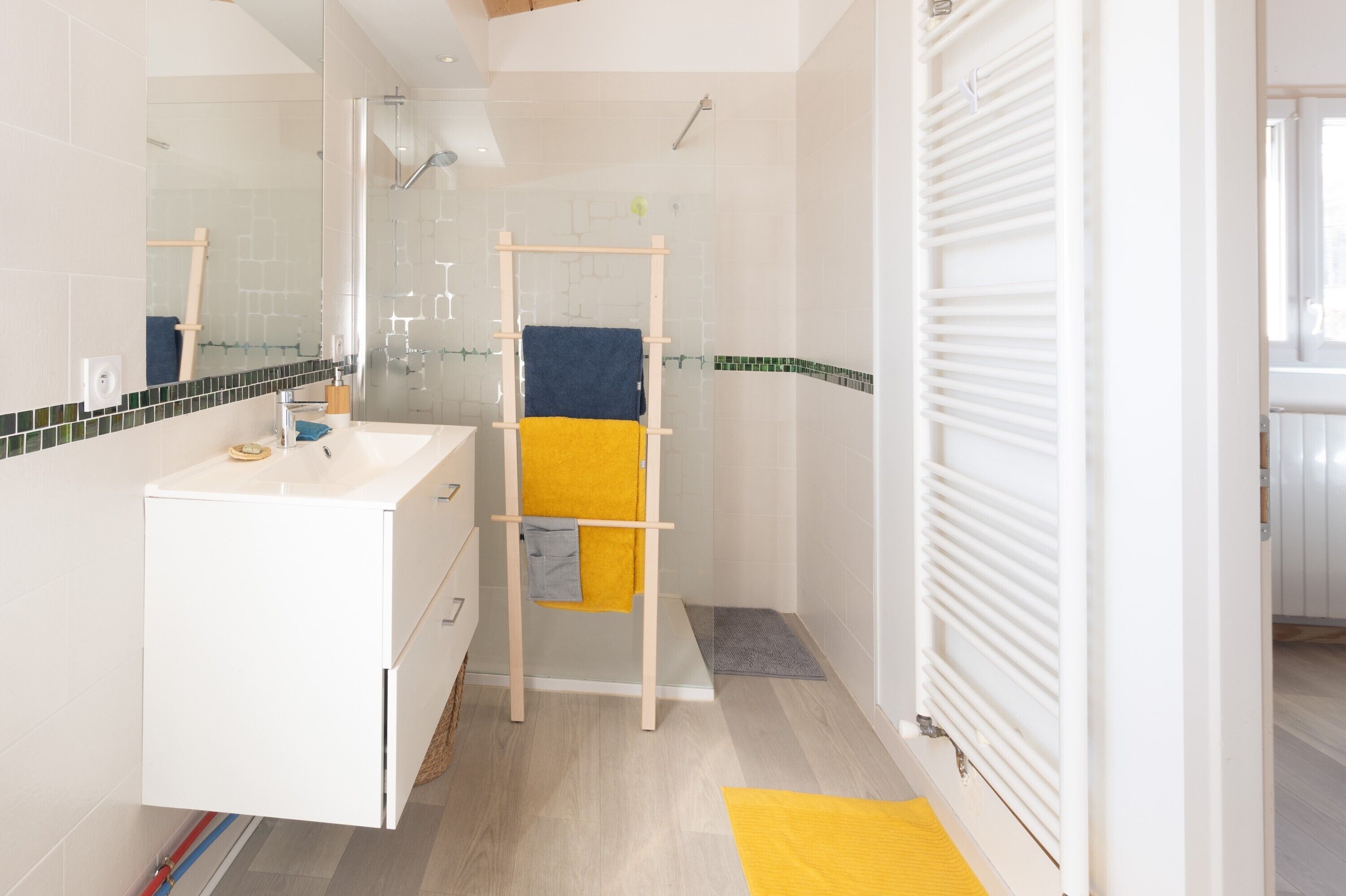Shower, hair dryer, towels