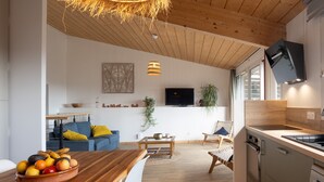 Eine moderne Küche mit Holzarbeitsplatte, integriertem Backofen und einem großen Fenster.