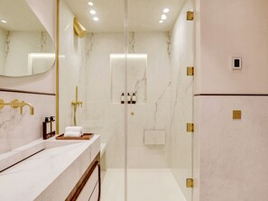 Douche, sèche-cheveux, serviettes fournies