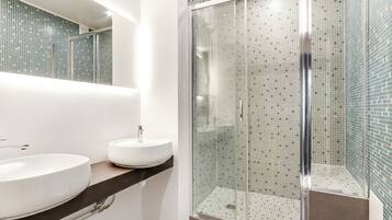 Een douche, een haardroger, handdoeken