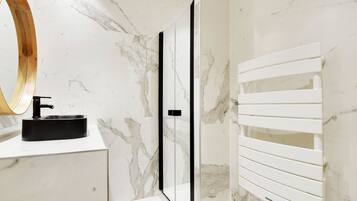 Een douche, een haardroger, handdoeken