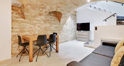 An Atypical 1-BR in Place VendĂŽme/ Tuileries