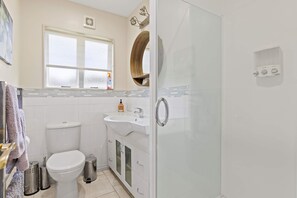 Douche, séchoir à cheveux, serviettes fournies