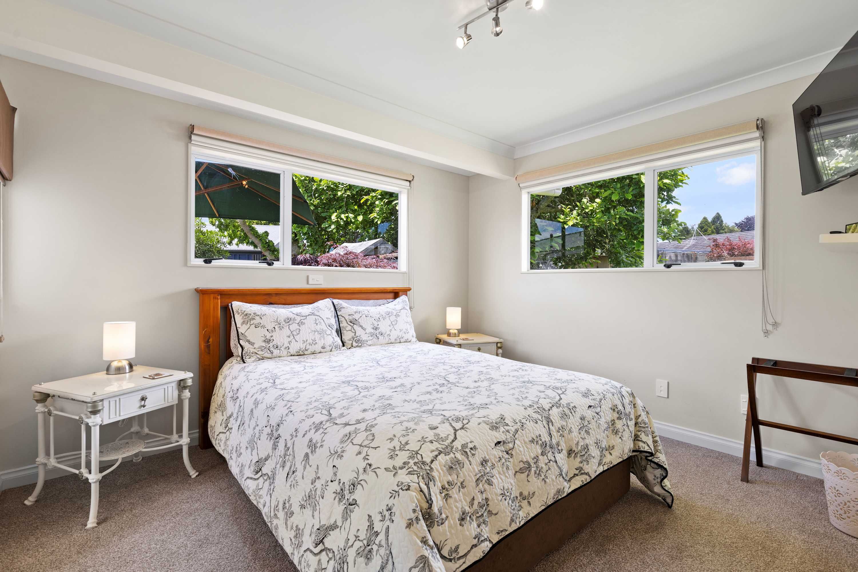 2 bedrooms, desk, iron/ironing board, WiFi