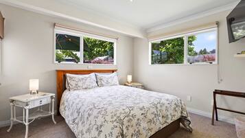 2 bedrooms, desk, iron/ironing board, WiFi