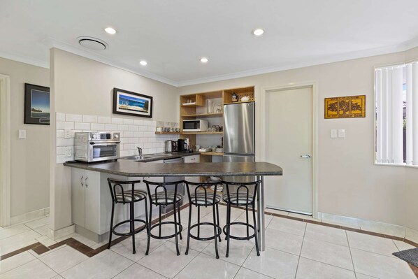 Fridge, microwave, dishwasher, coffee/tea maker - Hidden Gem Summary:<br>W (Hamilton)