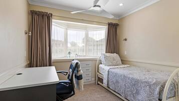2 slaapkamers, een bureau, een strijkplank/strijkijzer, wifi