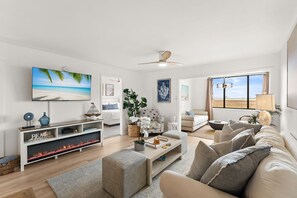 Smart TV y chimenea 