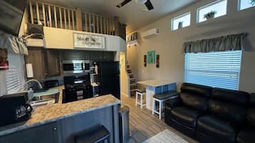 Geladeira, micro-ondas, fogão, cooktop