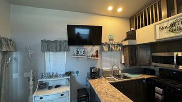 雪櫃、微波爐、焗爐、爐具