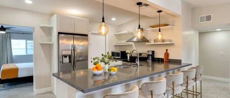 冷蔵庫、電子レンジ、オーブン、コンロ