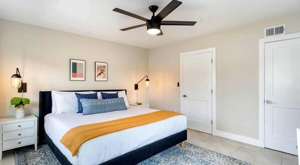 4 habitaciones, tabla de planchar con plancha y cuna de viaje 