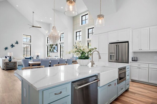 Jääkaappi, mikroaaltouuni, uuni, liesi