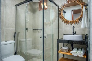 Shower, towels, soap, toilet paper - Ubud Apartments Praia do Frances (Marechal Deodoro)