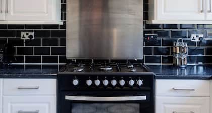 6-bed House - Sleeps 13 - Families & Contractors