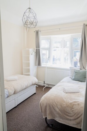 House | 6 bedrooms, iron/ironing board, free WiFi, bed sheets