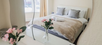 6-bed House - Sleeps 13 - Families & Contractors